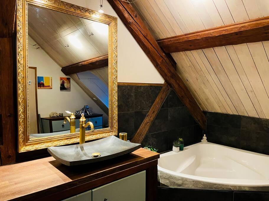 La Maison Rouge Au Coeur De La Ville. Riquewihr Eksteriør billede